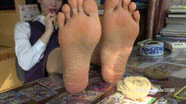 【KM摄影】4K 048-1米75的高颜值美女晶晶在桌子上展示诱人美足